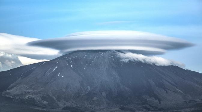 Awan lenticular yang terlihat di Sicily, Italia, terbentuk akibat adanya tiupan uap air melewati puncak gunung dan menetes pada sisi lain (Dailymai.com).