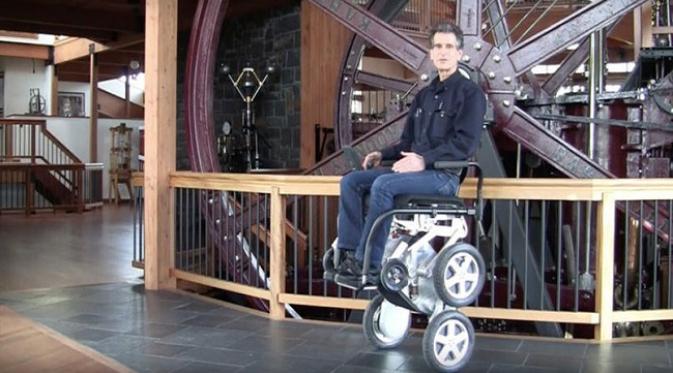 Kursi roda ini mampu berjalan dengan dua roda (sumber. Lostateminor.com)