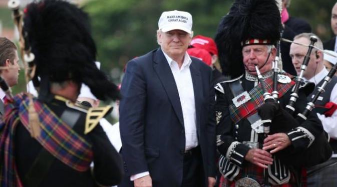 Donal Trump tiba di Skotlandia untuk meresmikan resor golf miliknya (Telegraph)