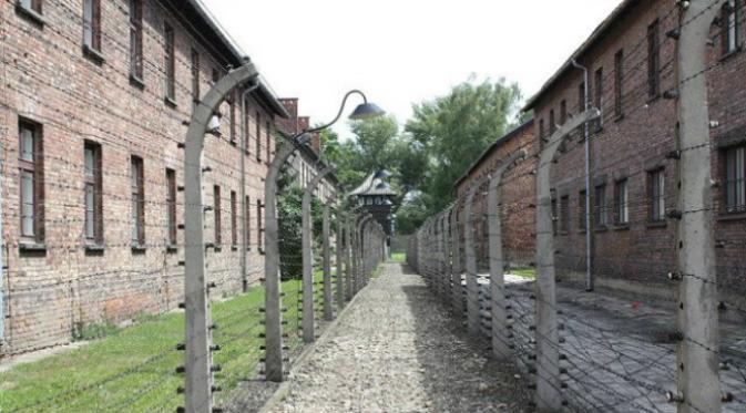 Ada sekitar 800 kali upaya melarikan diri dari Auschwitz, hanya 144 yang berhasil. Kalau kita cukup teliti, kita bisa menemukan cerita-cerita yang belum pernah kita dengar sebelumnya tentang Auschwitz. (Sumber Wikimedia Commons)