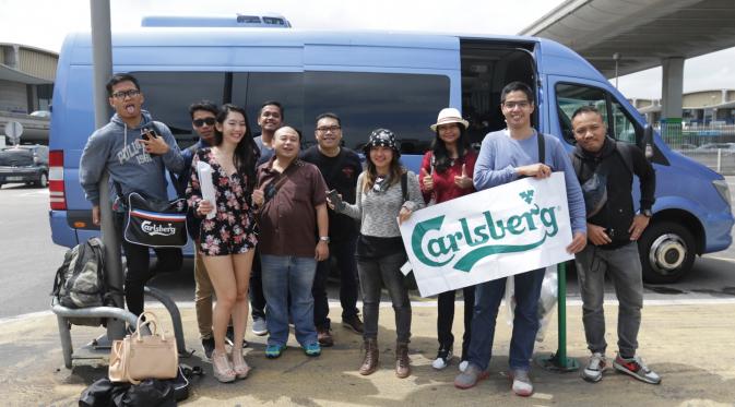 Para pemenang Carlsberg Hospitality Euro 2016 berpose bersama di Bandara Paris Charles de Gaulle, Paris, Jumat (24/6/2016) sore waktu setempat. (Bola.com/Vitalis Yogi Trisna).