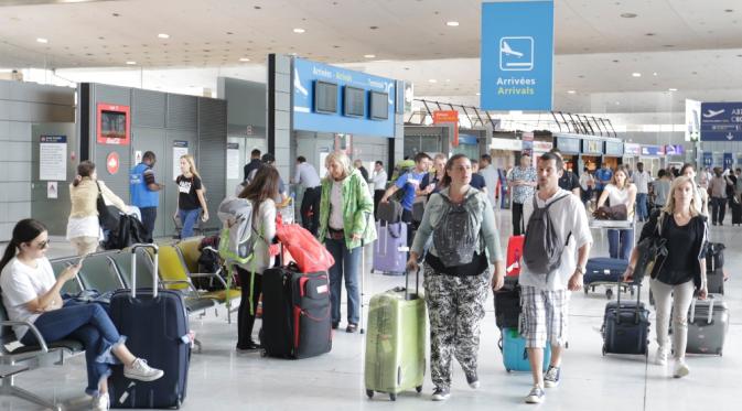 Suasana Bandara Paris Charles de Gaulle, Paris, Prancis, Jumat (24/6/2016). (Bola.com/Vitalis Yogi Trisna).
