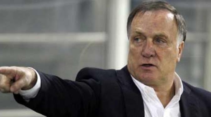 Russia's football national team coach Dick Advocaat of the Netherlands attends their international friendly soccer match against Qatar in Doha March 29, 2011. AFP PHOTO/KARIM JAAFAR