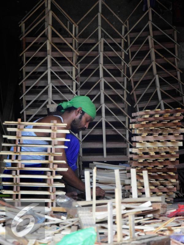 Perajin terlihat serius menyelesaikan pembuatan keranjang parcel di bekas kios Pasar Kobong Semarang, Kamis (23/6). (Liputan6.com/Gholib)