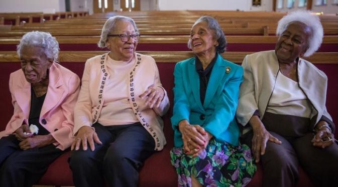 Bersama lukisan sahabatnya, Leona Barnes, ketiga wanita Gladys Butler, Ruth Hammett, dan Bernice Underwood merayakan hari ulang tahun sekaligus hari jadi ke 100(Sumber. Lostateminor)