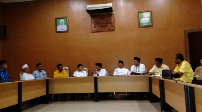 Ketum Partai Golkar Setya Novanto menyambangi Kantor PWNU Jatim di Surabaya, Sabtu (25/6/2016). (Liputan6.com/Dian Kurniawan)