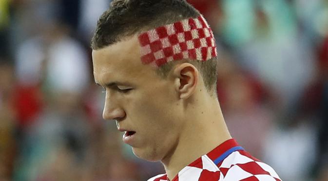 Gaya rambut nyentrik Ivan Perisic dengan corak dan warna khas bendera Kroasia. (Reuters)