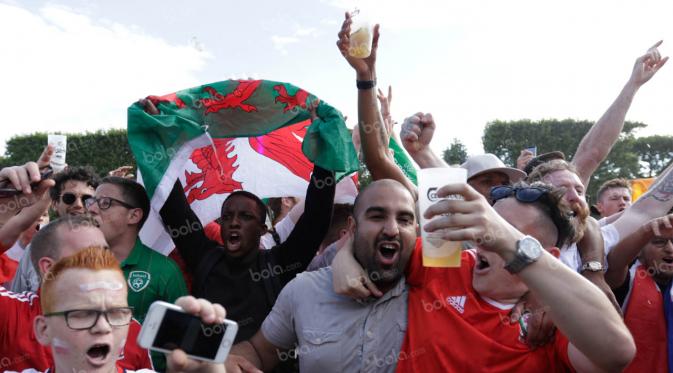 Para suporter Wales merayakan keberhasilan negaranya menaklukan Irlandia Utara pada babak 16 besar Piala Eropa 2016 di Fan Zone Kota Paris, Prancis, Sabtu (25/6/2016). (Bola.com/Vitalis Yogi Trisna).