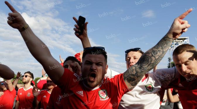 Pesta suporter Wales membuat suasana Fan Zone Kota Paris menjadi gempar dengan kemeriahan yel-yel serta teriakan para fans. (Bola.com/Vitalis Yogi Trisna)