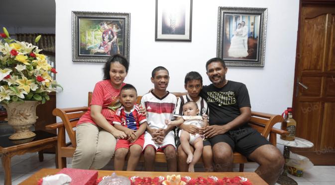 Eduard Ivakdalam bersama keluarganya. (Bola.com/Nicklas Hanoatubun)