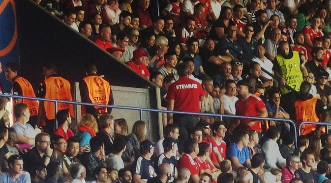 Salah satu suporter Wales ditangkap petugas keamanan Stadion Parc des Princes karena menyalakan flare pada laga melawan Irlandia Utara, Sabtu (25/6/2016). (Bola.com/Ary WIbowo).