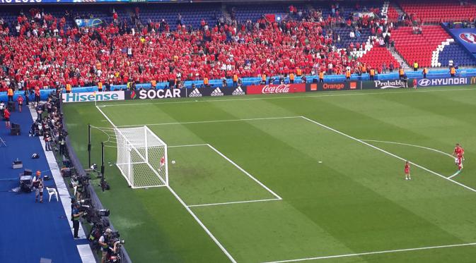 Bek timnas Wales, James Chester, saat merayakan keberhasilan lolos ke perempat final Piala Eropa 2016 bersama putra-putrinya di Parc des Princes, Sabtu (25/6/2016). (Bola.com/Ary Wibowo).