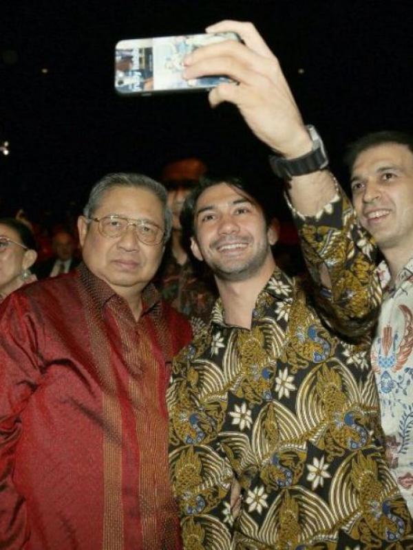Reza Rahadian dan mantan Presiden SBY. (Instagram - @aniyudhoyono)