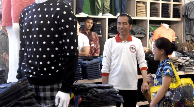 Presiden Jokowi belanja di sebuah factory outlet di Cipanas, Minggu 26 Juni 2016  (Setpres)