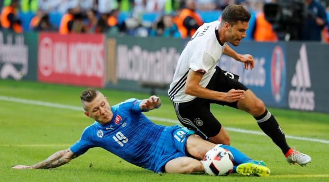 Pemain Jerman, Jonas Hector (kanan), dilanggar pemain Slovakia, Juraj Kucka, pada laga 16 besar Piala Eropa 2016 di Stade Pierre Mauroy, Lille, Minggu (26/6/2016) malam WIB. (Reuters/Pascal Rossignol)