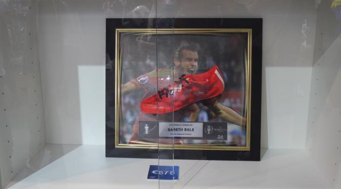 Sepatu Gareth Bale lengkap dengan tanda tangan menjadi salah satu souvenir yang dijual di Fan Zone Piala Eropa 2016 Paris, Prancis. (Bola.com/Ary Wibowo).