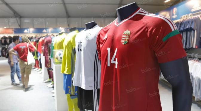 Pengunjung melihat-lihat jersey yang terdapat pada souvenir megastrore di fan zone Kota Paris, Prancis, Minggu (25/6/2016). (Bola.com/Vitalis Yogi Trisna).