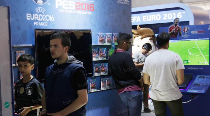 Pengunjung bermain Playstation yang terdapat pada souvenir megastrore di fan zone Kota Paris, Prancis, Minggu (25/6/2016). (Bola.com/Vitalis Yogi Trisna).