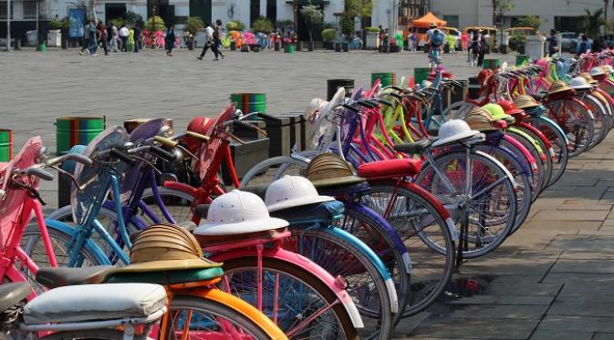 Sewa sepeda, salah satu wahana rekreasi yang ditawarkan pariwisata Kota Tua Jakarta.