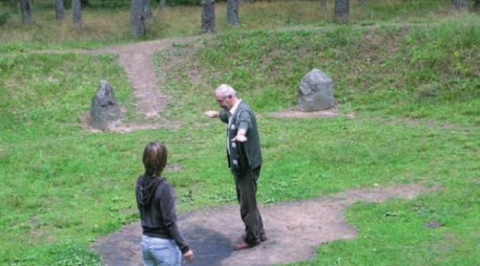 Energi dama di tengah susunan cincin batu di Grzybnica, Polandia. Pada umumnya, para ahli arkeologi Nazi memang tertarik dengan segala sesuatu yang mereka anggap gaib, termasuk lingkar-lingkar batu di Odry. (Sumber Ancient Origins)