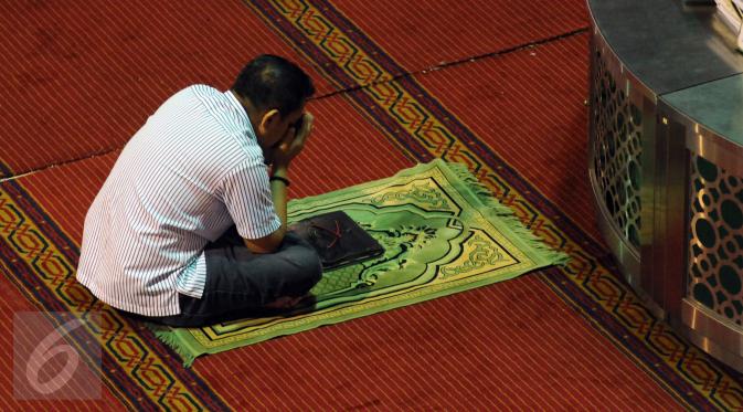 Seorang umat muslim dudk diam di masjid Istiqlal Jakarta, Senin (27/6). 10 hari jelang akhir Ramadan, sejumlah umat muslim dari berbagai daerah melakukan itikaf di masjid Istiqlal Jakarta. (Liputan6.com/Helmi Fithriansyah)