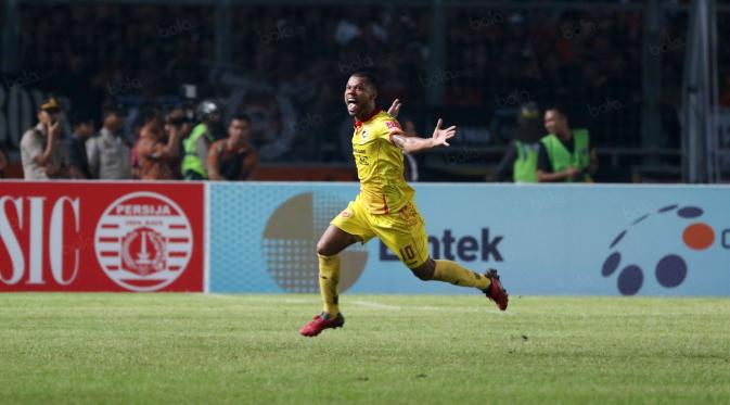 Hilton Moreira, golnya ke gawang Persipura mengamankan posisi Sriwijaya FC di posisi nomor dua klasemen sementara TSC 2016. (Bola.com/Nicklas Hanoatubun)