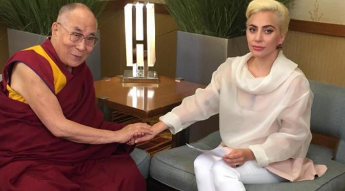 Penampilan Lady Gaga yang tampak santun saat bertemu Dalai Lama (Instagram)