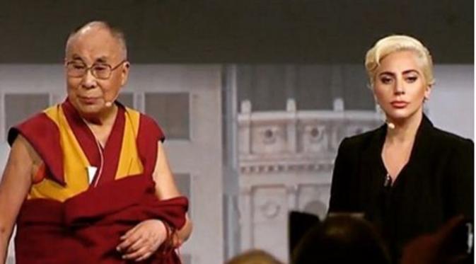 Lady Gaga memberikan pidato bersama Dalai Lama (Instagram)