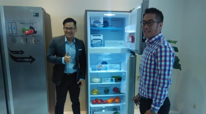 Ahli Gizi, Jansen Ongko dan Michael Adisuhanto selaku Head of Product Marketing Home Appliance Samsung bersama produk Kulkas Samsung dengan teknologi Twin Cooling System