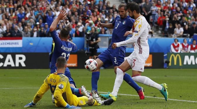 Giorgio Chiellini mencetak gol pertama ke gawang Spanyol (Reuters)