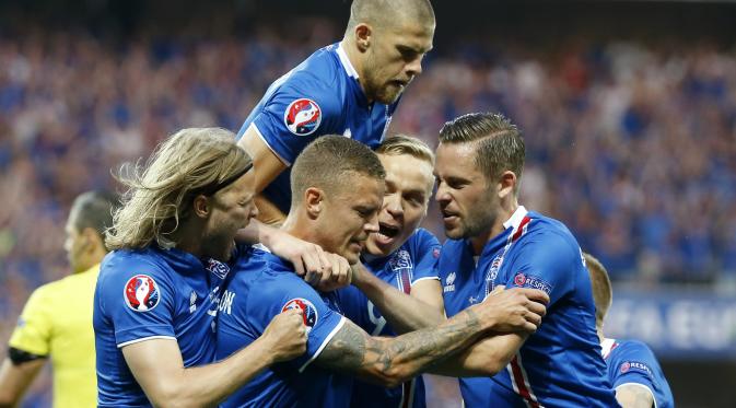 Pemain Islandia merayakan kemenangan atas Inggris