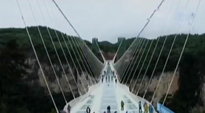 Dengan panjang 430 meter dan lebar enam meter, jembatan gantung berlantai kaca membentang di atas Lembah Zhangjiajie, Provinsi Hunan, China.