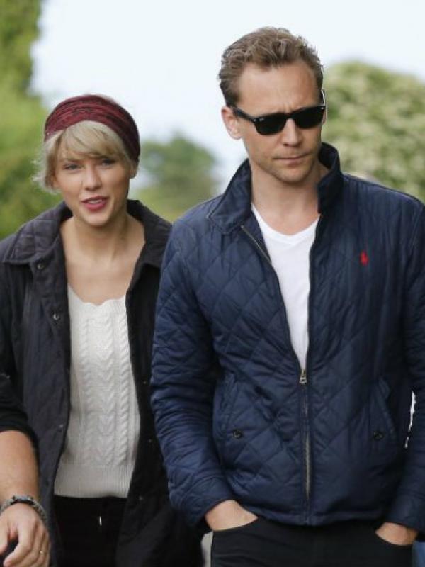 Bertemu dengan ibu dari Tom Hiddleston, sang kekasih, Taylor Swift tampil berbeda. Sumber: Metro.co.uk.