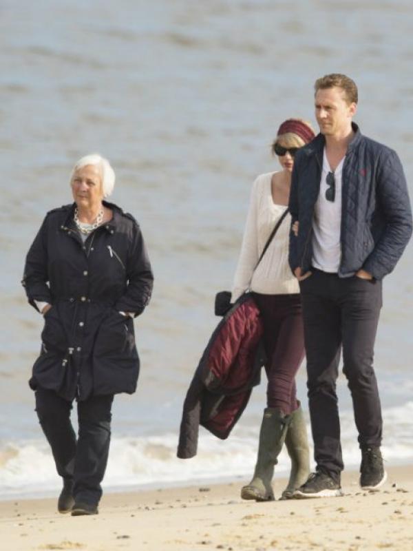 Bertemu dengan ibu dari Tom Hiddleston, sang kekasih, Taylor Swift tampil berbeda. Sumber: Metro.co.uk.