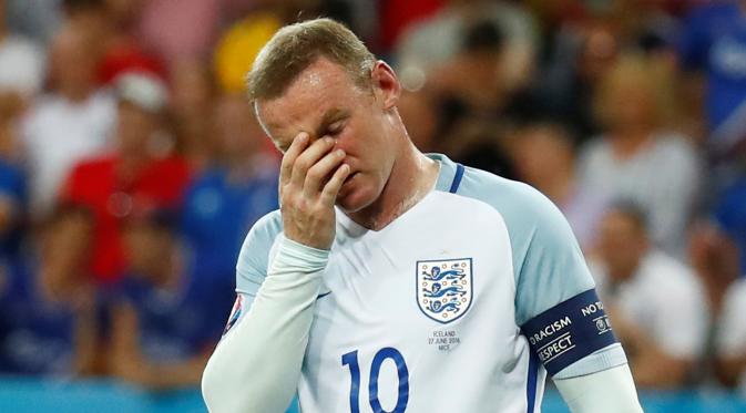 Striker Inggris, Wayne Rooney, menangis sedih setelah timnya kalah dari Islandia, 1-2, pada laga 16 besar Piala Eropa 2016 di Stade de Nice, Nice, Selasa (28/6/2016) dini hari WIB. (Reuters/Kai Pfaffenbach).