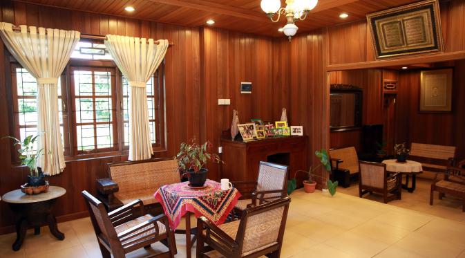 Ruang tamu rumah Tiffany Kenanga yang sangat kental denga nuansa hangatnya keluarga. (Deki Prayoga/Bintang.com)