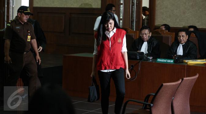 Terdakwa kasus pembunuhan Wayan Mirna Salihin, Jessica Kumala Wongso, bersiap menjalani persidangan ketiga di  Pengadilan Negeri Jakarta Pusat, Selasa (28/6). Sidang ini beragenda putusan sela yang dibacakan Majelis Hakim. (Liputan6.com/Faizal Fanani)