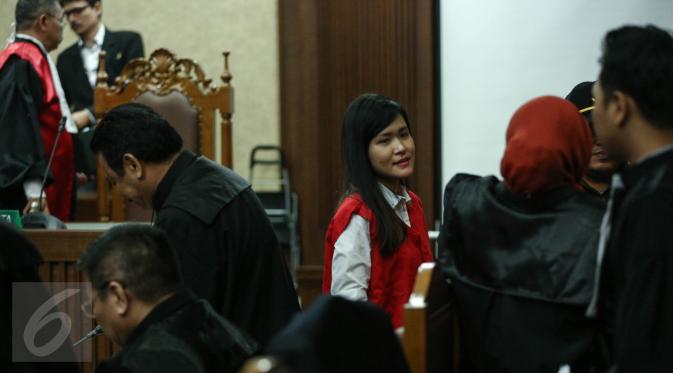 Jessica Kumala Wongso, terdakwa kasus pembunuhan Wayan Mirna Salihin, seusai menjalani persidangan ketiga di  Pengadilan Negeri Jakarta Pusat, Selasa (28/6). Sidang ini beragenda putusan sela yang dibacakan Majelis Hakim. (Liputan6.com/Faizal Fanani)