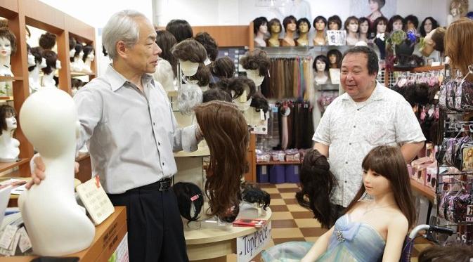 Senji Nakajima berbelanja wig untuk Saori dengan model terbaru. Saori adalah boneka seks yang menjadi teman hidup Senji Nakajima. Foto : DailyMail