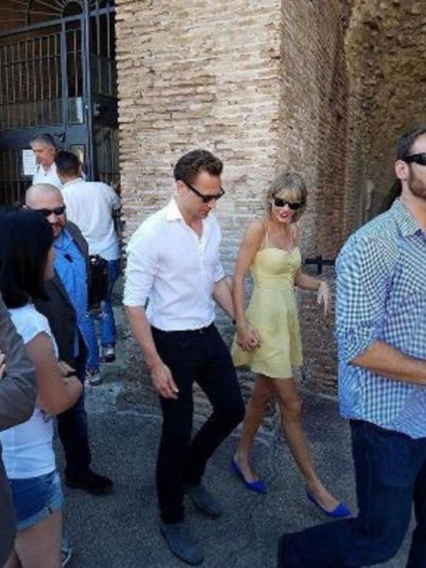 Taylor Swift dan Tom Hiddleston bergandengan tangan (via Twitter)
