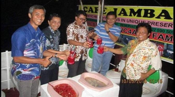 Di Indonesia ada sensasi makan dalam jamban. Asli menggelikan! | Via: Facebook.com/Kick Andy Show
