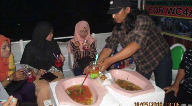 Di Indonesia ada sensasi makan dalam jamban. Berani? | Via: Facebook.com/Kick Andy Show
