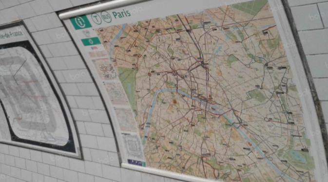 Peta yang terdapat di stasiun kereta yang biasa disebut Metro yang terletak di Paris, Prancis, Selasa (28/6/2016). (Bola.com/VitalisYogi Trisna).