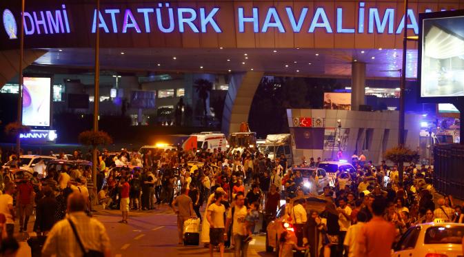 Para pengunjung berjalan keluar meninggalkan Bandara Atarturk di Istanbul, Turki, pasca ledakan, Selasa (28/6). Sedikitnya 36 korban dan tiga pengebom bunuh diri tewas sementara ratusan lainnya terluka dalam serangan teror tersebut. (REUTERS/Osman Orsal)