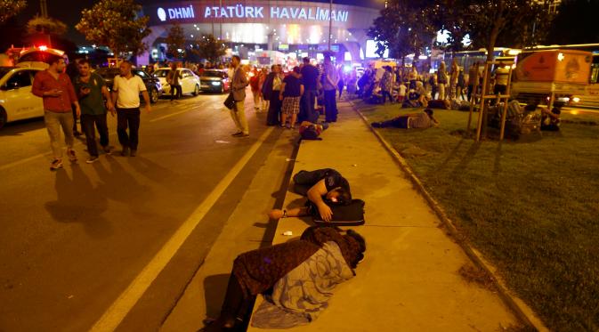 Beberapa orang tergeletak di trotoar setelah serangan bom di Bandara Atarturk, Istanbul, Turki, Selasa (28/6). Ratusan penumpang tumpah-ruah keluar dari bandara bersama barang-barang bawaan mereka, setelah ledakan tersebut. (REUTERS/Osman Orsal)