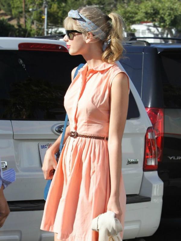 Aksesori rambut sering jadi pilihan Taylor Swift. Foto: themodelstage.com.