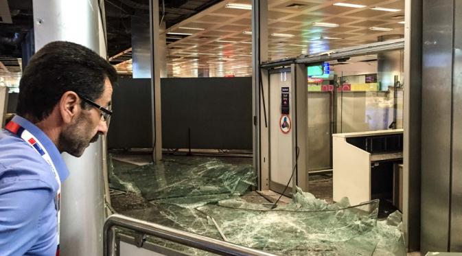 Keadaan titik pemeriksaan keamanan Bandara Ataturk, Istanbul selepas bom. (Ozan Kose/Agence)