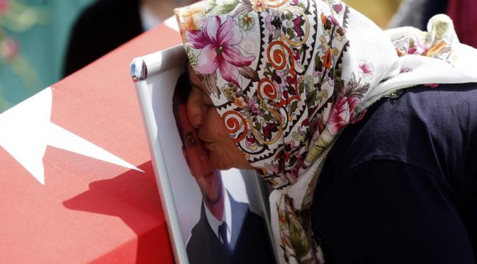 Kerabat salah satu korban bom di Bandara Ataturk, Istanbul, berduka di pemakaman, Rabu (29/6). (Sedat Suna/European Pressphoto Agency)