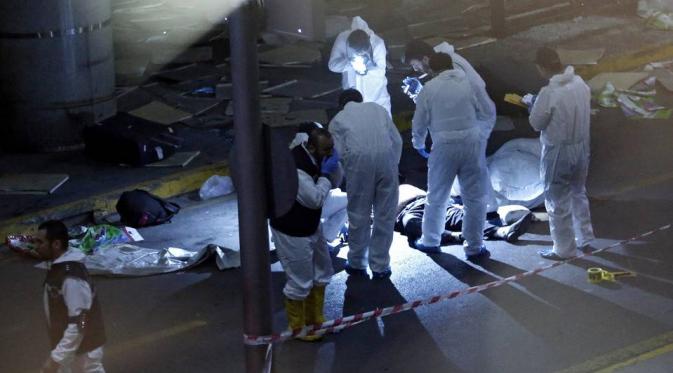 Petugas memeriksa sejumlah tubuh yang terbaring usai bom meledak di Bandara Ataturk, Selasa (28/6). (Sedat Suna/European Pressphoto Agency)