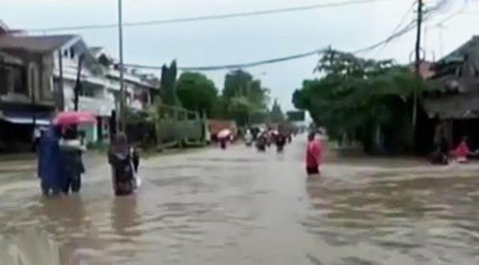 Rel kereta api terendam banjir di daerah perbatasan Pasuruan-Bangil.